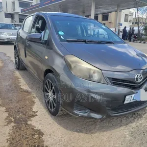 Toyota Yaris L Hatchback 5dr 2012 Gray
