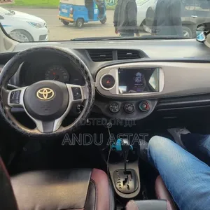 Toyota Yaris L Hatchback 5dr 2012 Gray