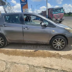 Toyota Yaris L Hatchback 5dr 2012 Gray