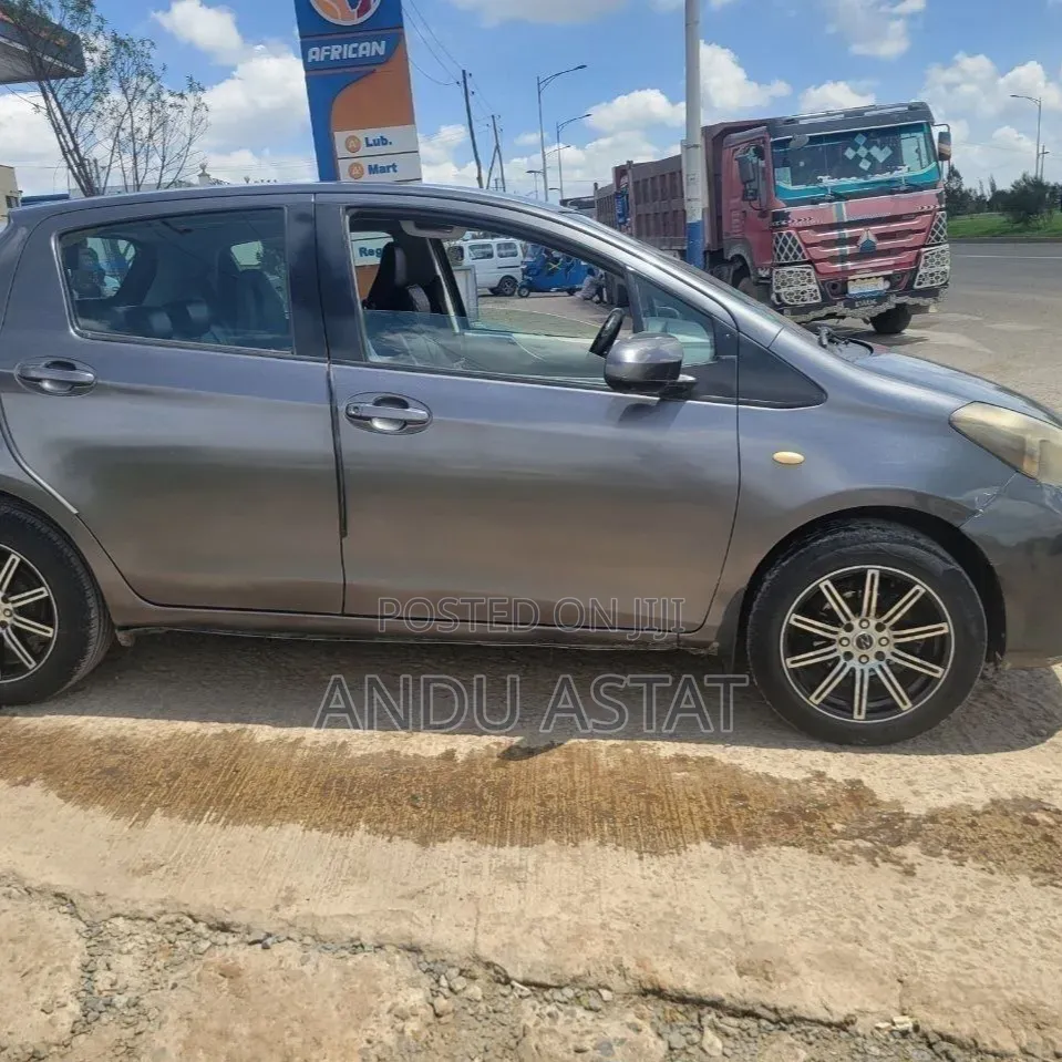 Toyota Yaris L Hatchback 5dr 2012 Gray