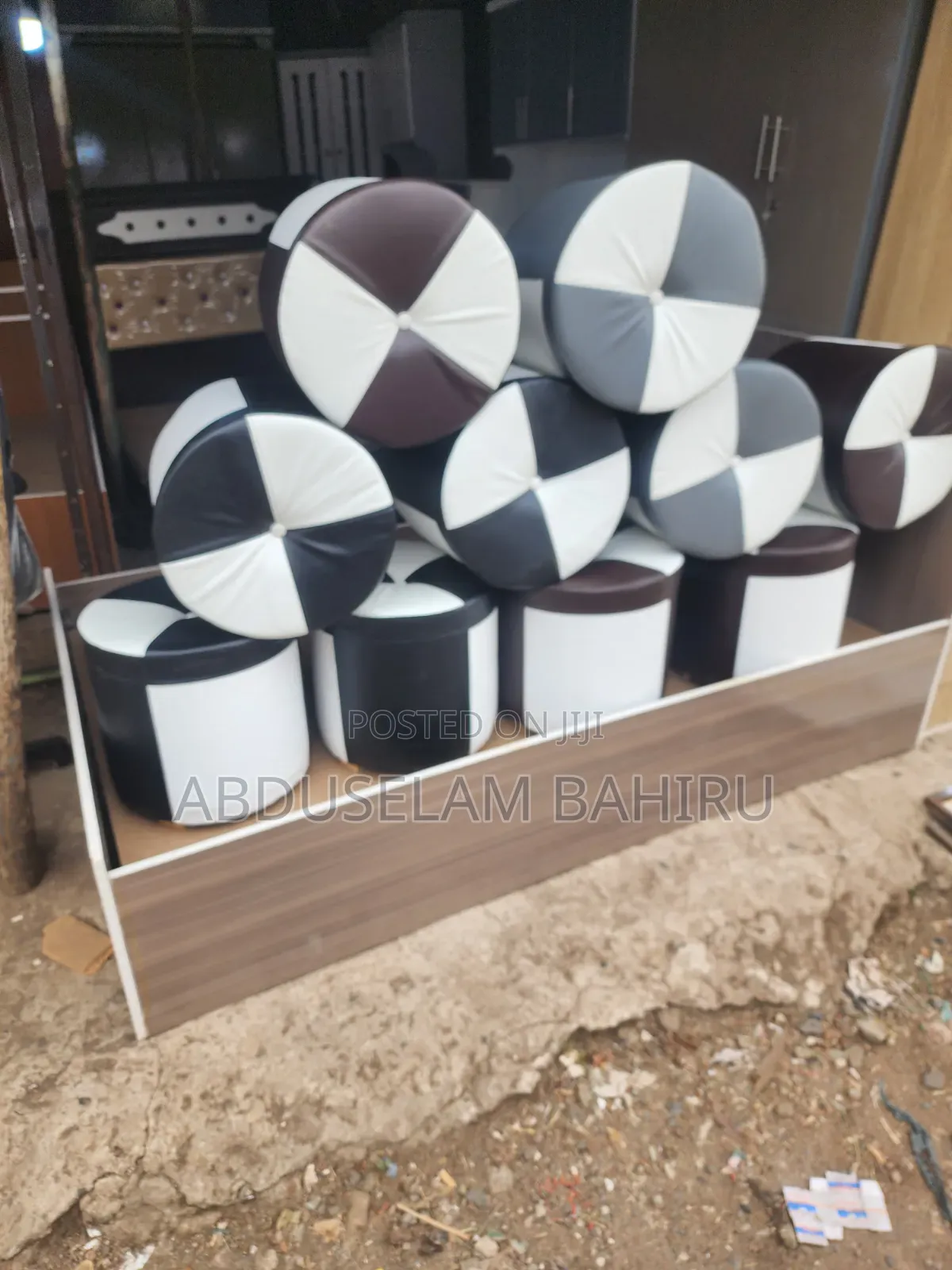 ኩርሲ Small Chairs