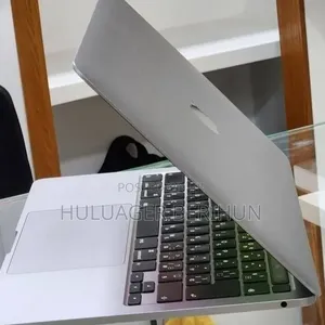 New Laptop Apple MacBook Pro 2020 8GB Intel Core i5 SSD 256GB
