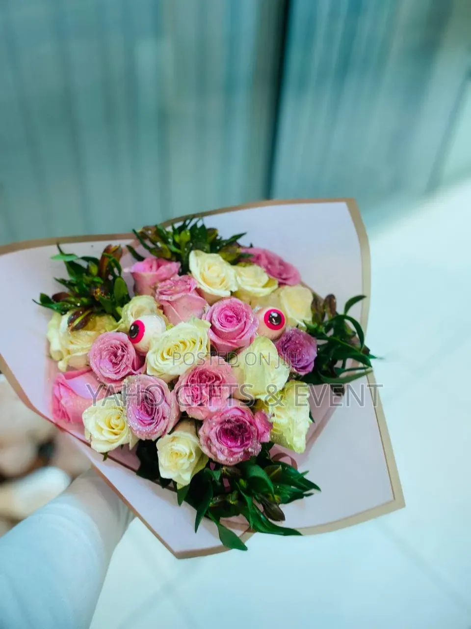 Medium Toy With Bouquet