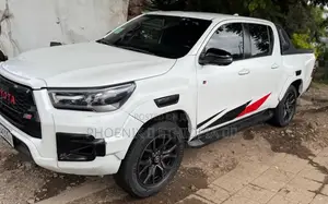 Toyota Hilux 2023 White