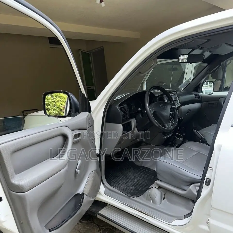 Toyota Land Cruiser 2006 White