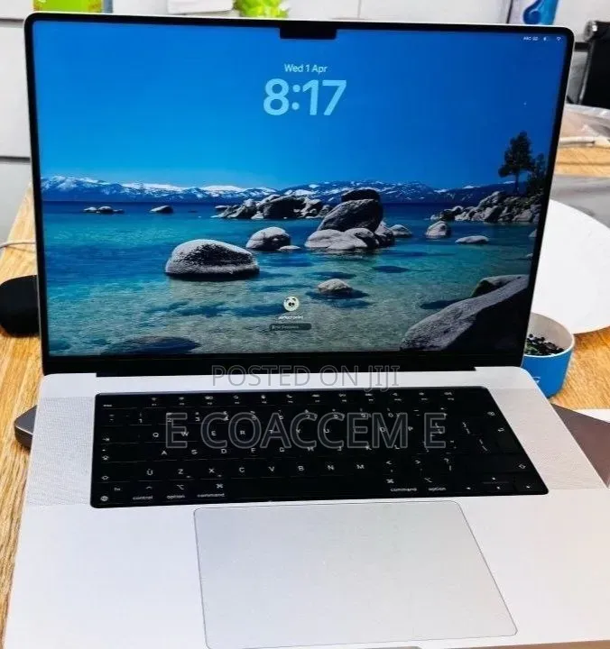 New Laptop Apple MacBook 32GB SSD 1T