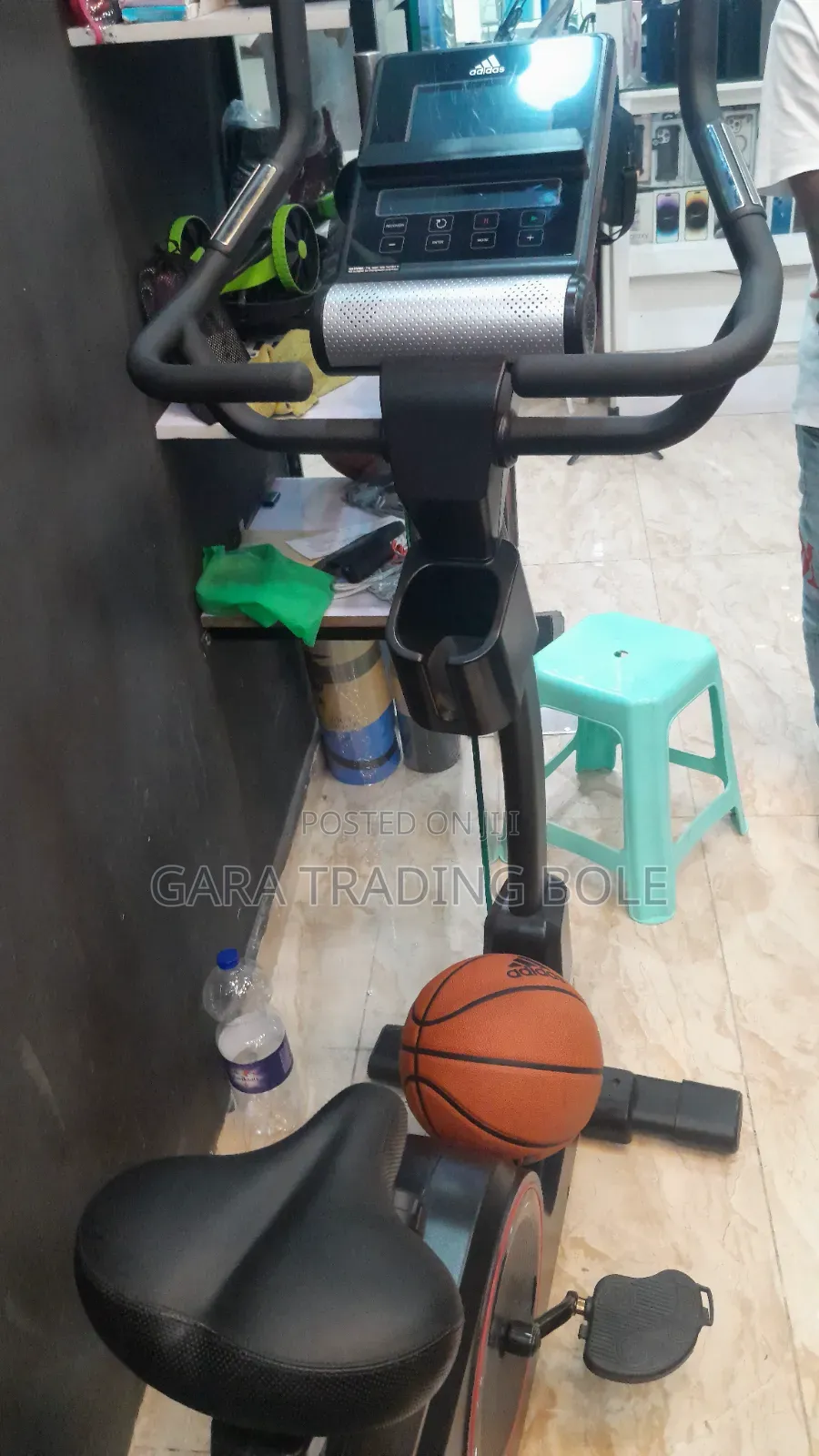 ማብራት የለም ብሎ ማሳበብ ቀረ Adidas ብራንድ