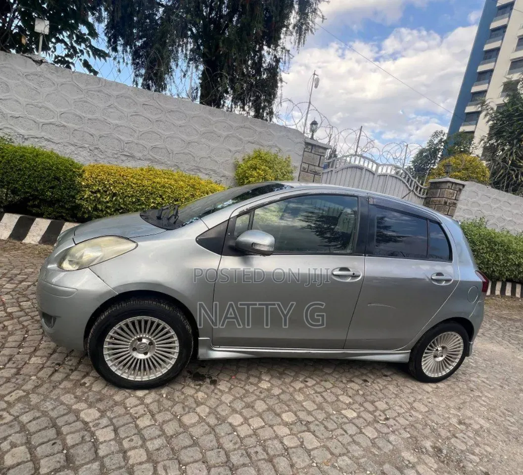 Toyota Yaris 2010 Gray