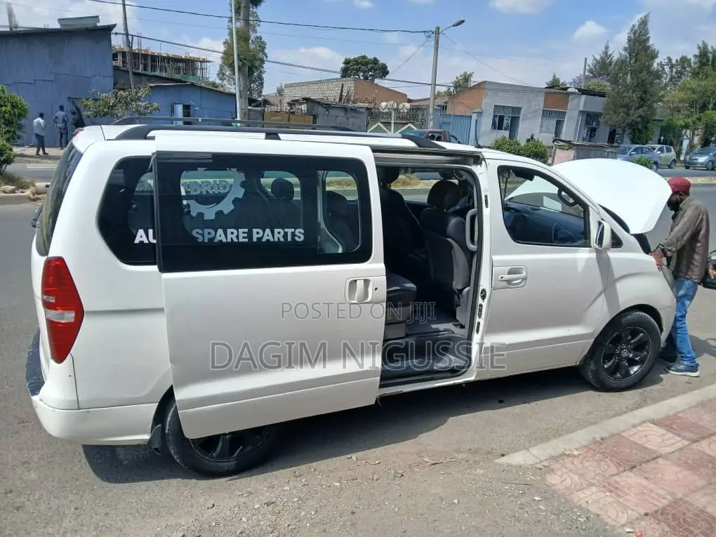 Hyundai H1 2.4 GLS 2011 White