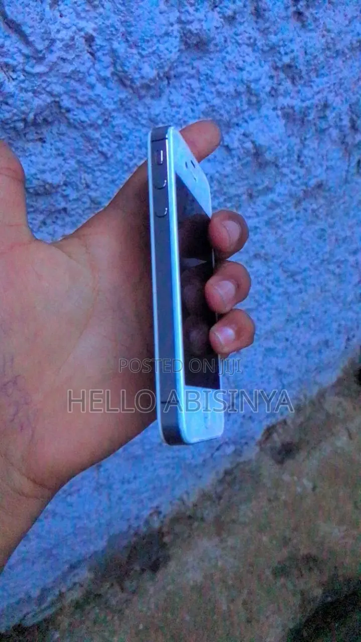 New Apple iPhone 4s 16 GB White