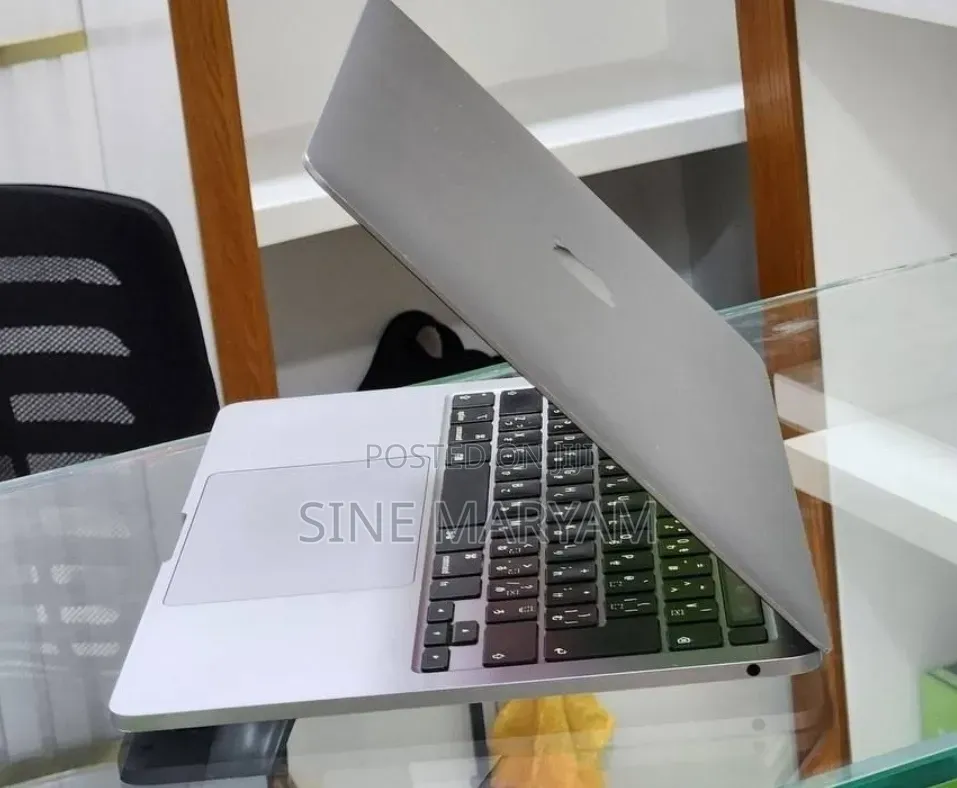 New Laptop Apple MacBook 2020 8GB Intel Core i5 SSD 512GB