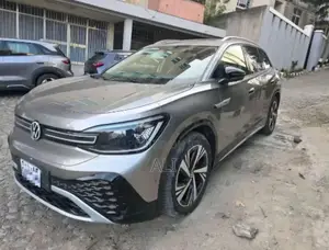 Volkswagen ID.6 2024 Gold