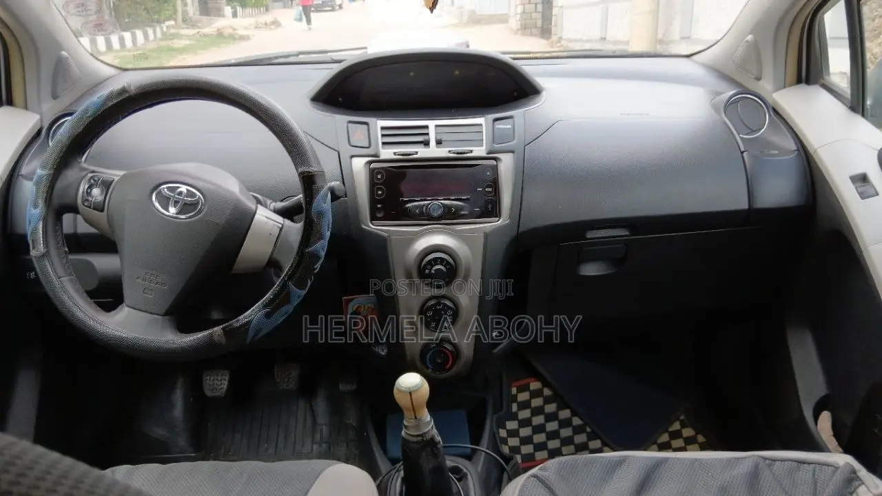 Toyota Yaris Base Hatchback 3dr 2010 Silver