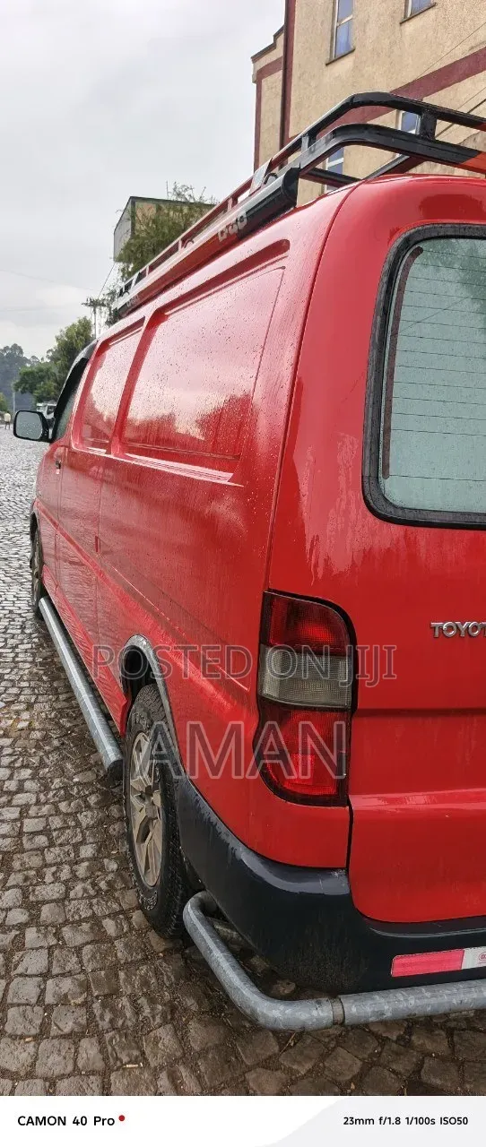 Toyota HiAce 2011 Red