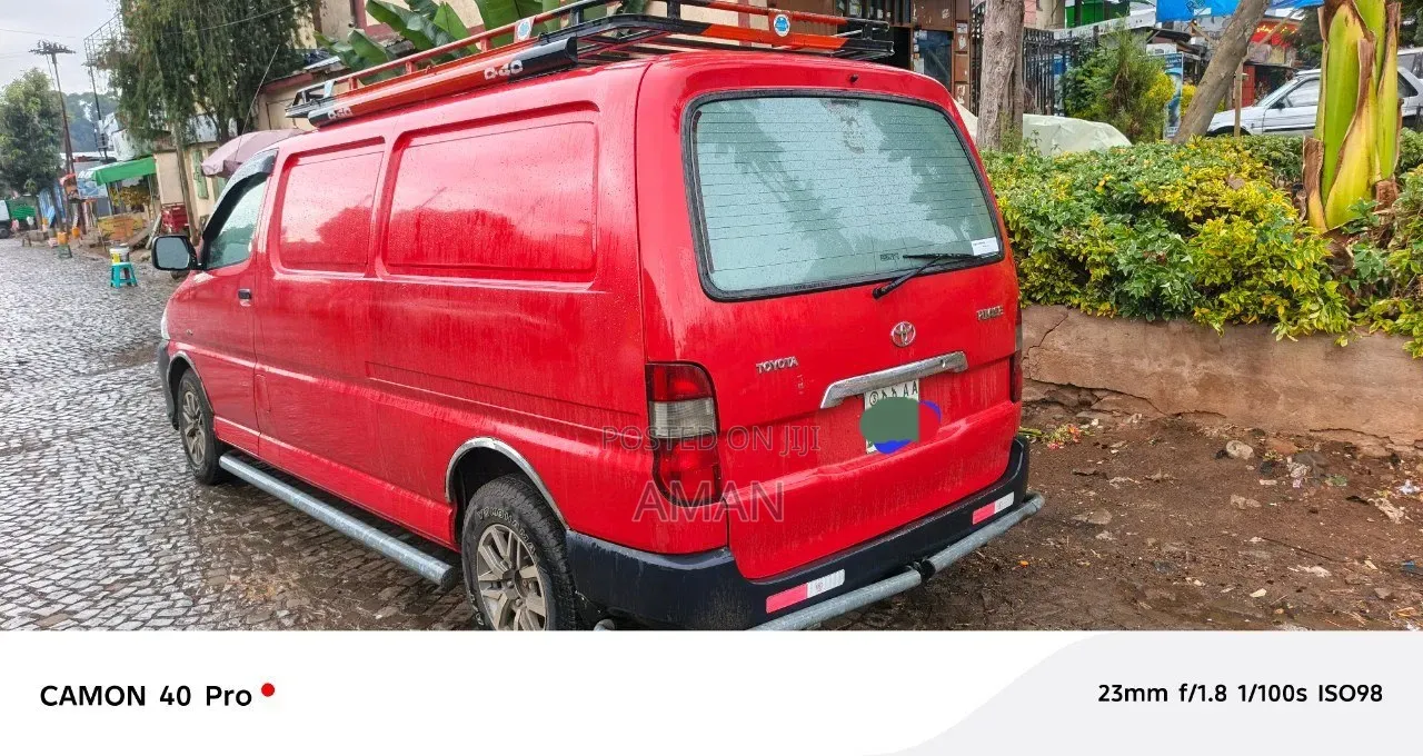 Toyota HiAce 2011 Red