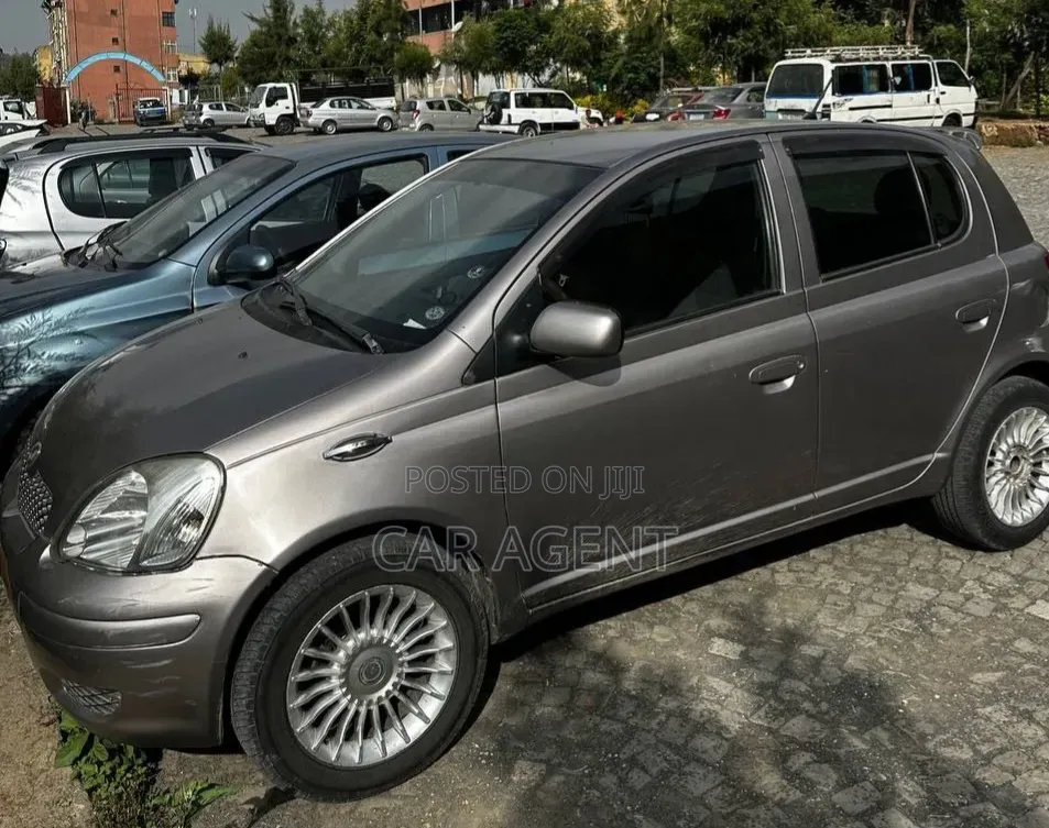 Toyota Vitz 2004 Silver