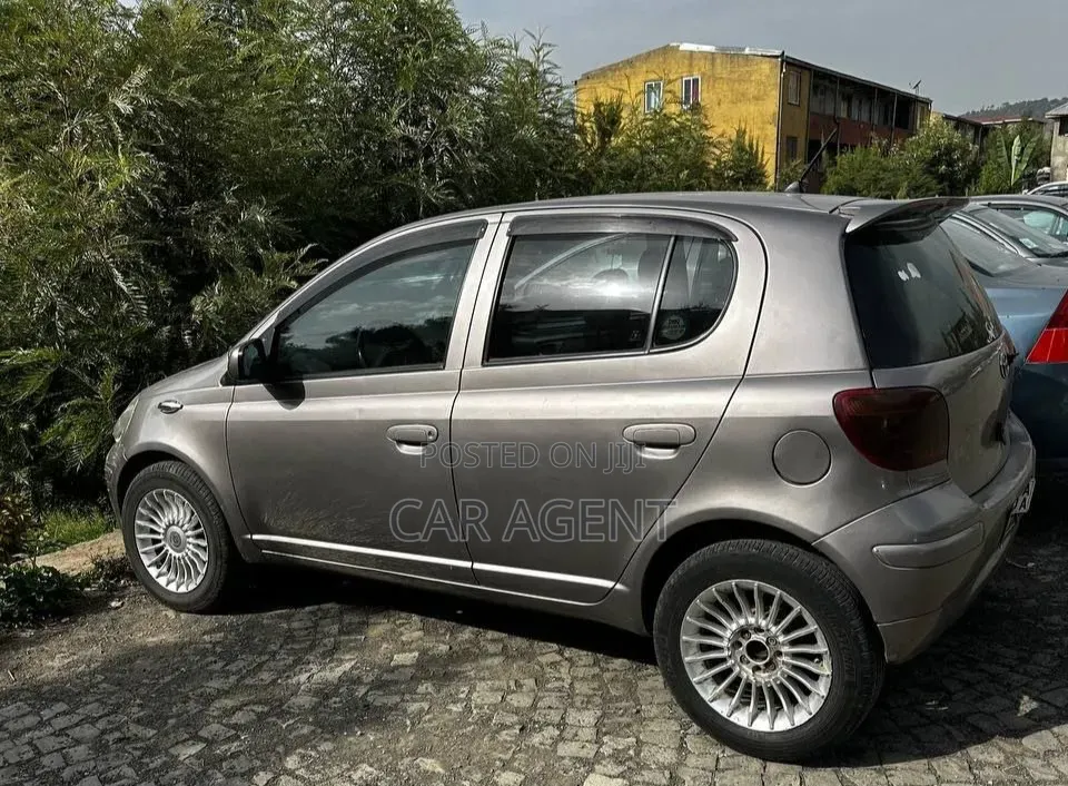 Toyota Vitz 2004 Silver