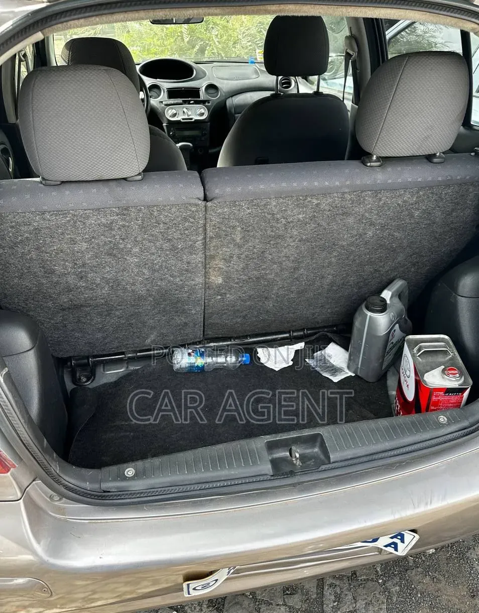 Toyota Vitz 2004 Silver
