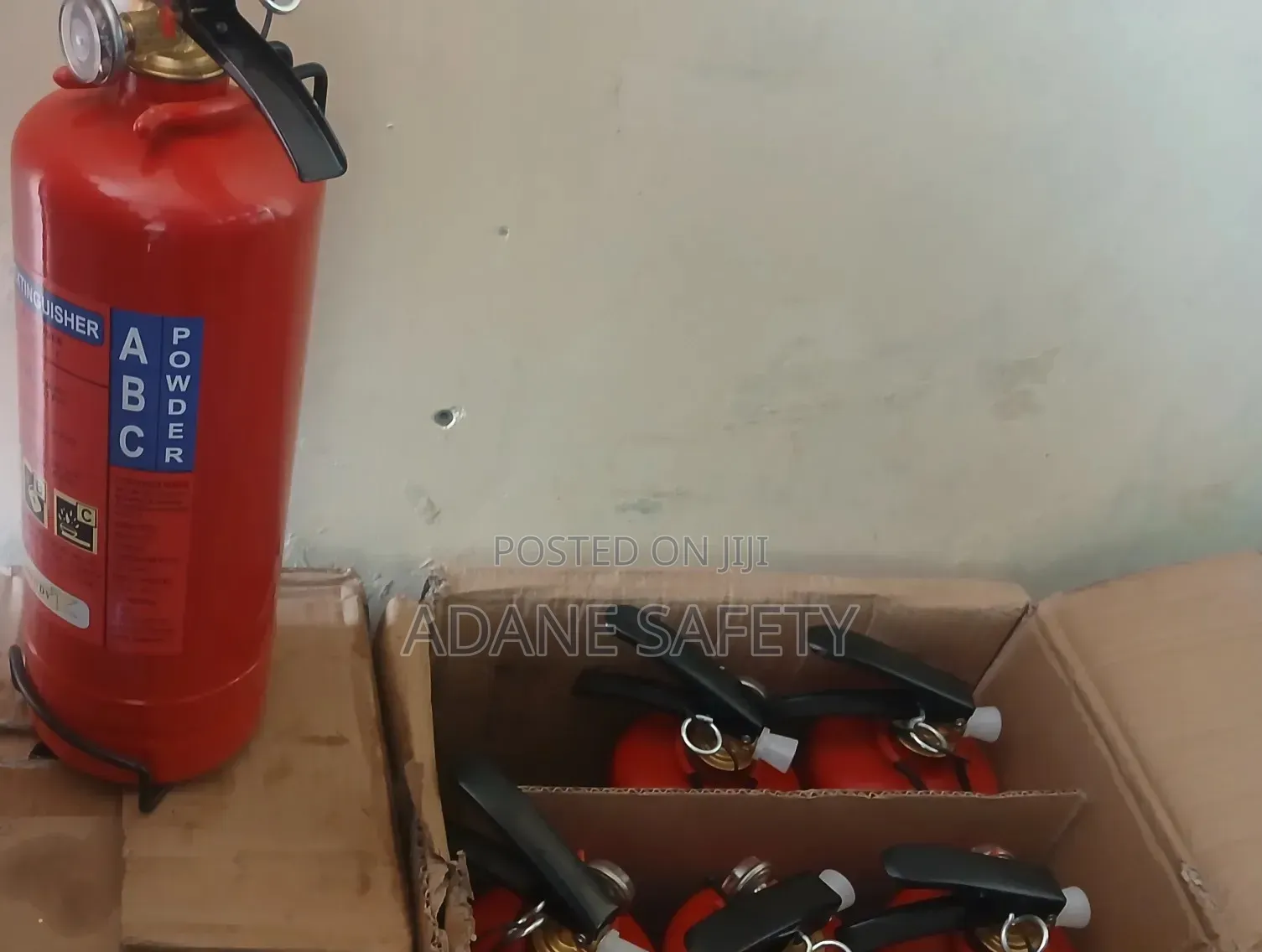 2kg Fire Extinguisher With Installation Brackets 2እሳት ማጥፊያ እስከነ መስቀያው