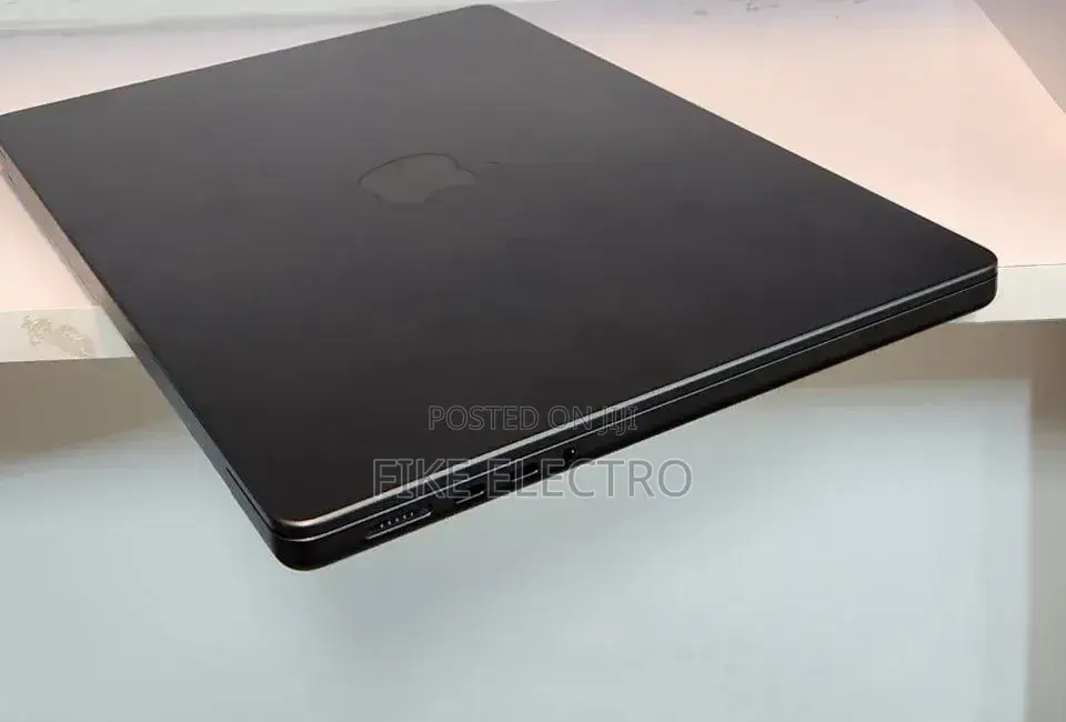 New Laptop Apple MacBook Pro 2025 M5 14-inch 16GB SSD 1T