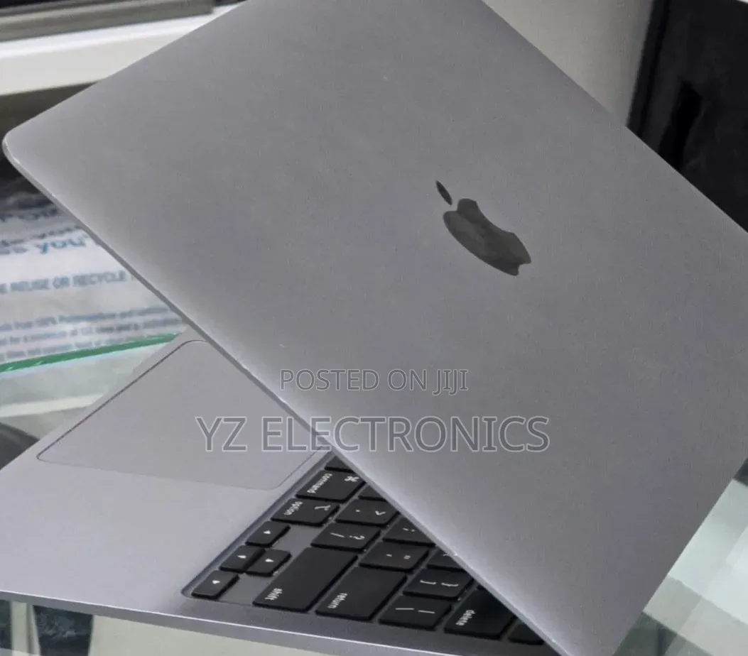 New Laptop Apple MacBook Pro M1 8GB Intel Core i9 SSD 256GB