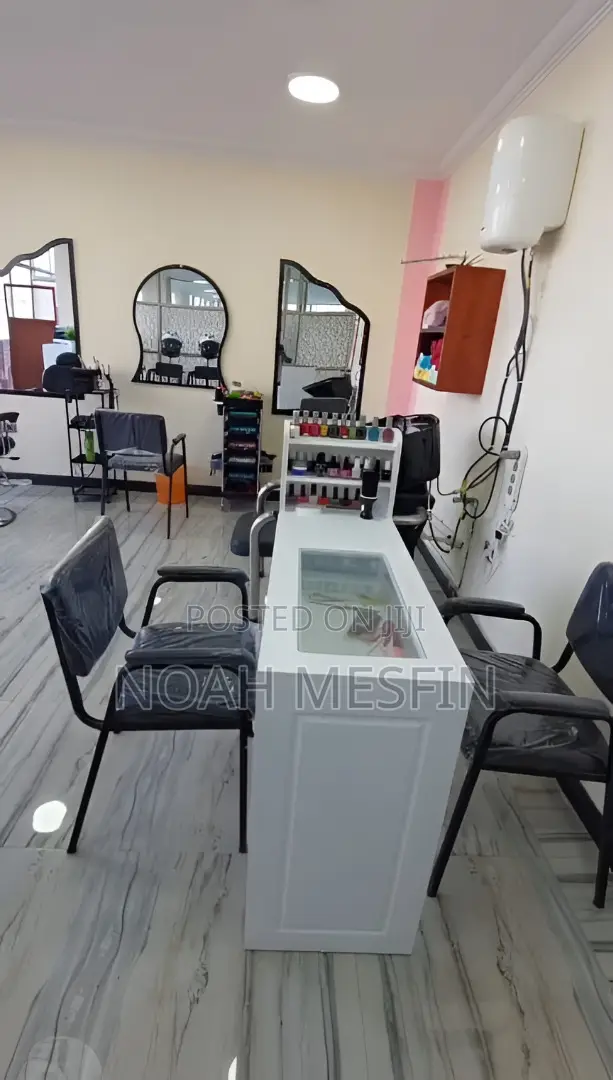 ሙሉ የፀጉር ቤት እቃ...Salon Bonet Stands And Many Others