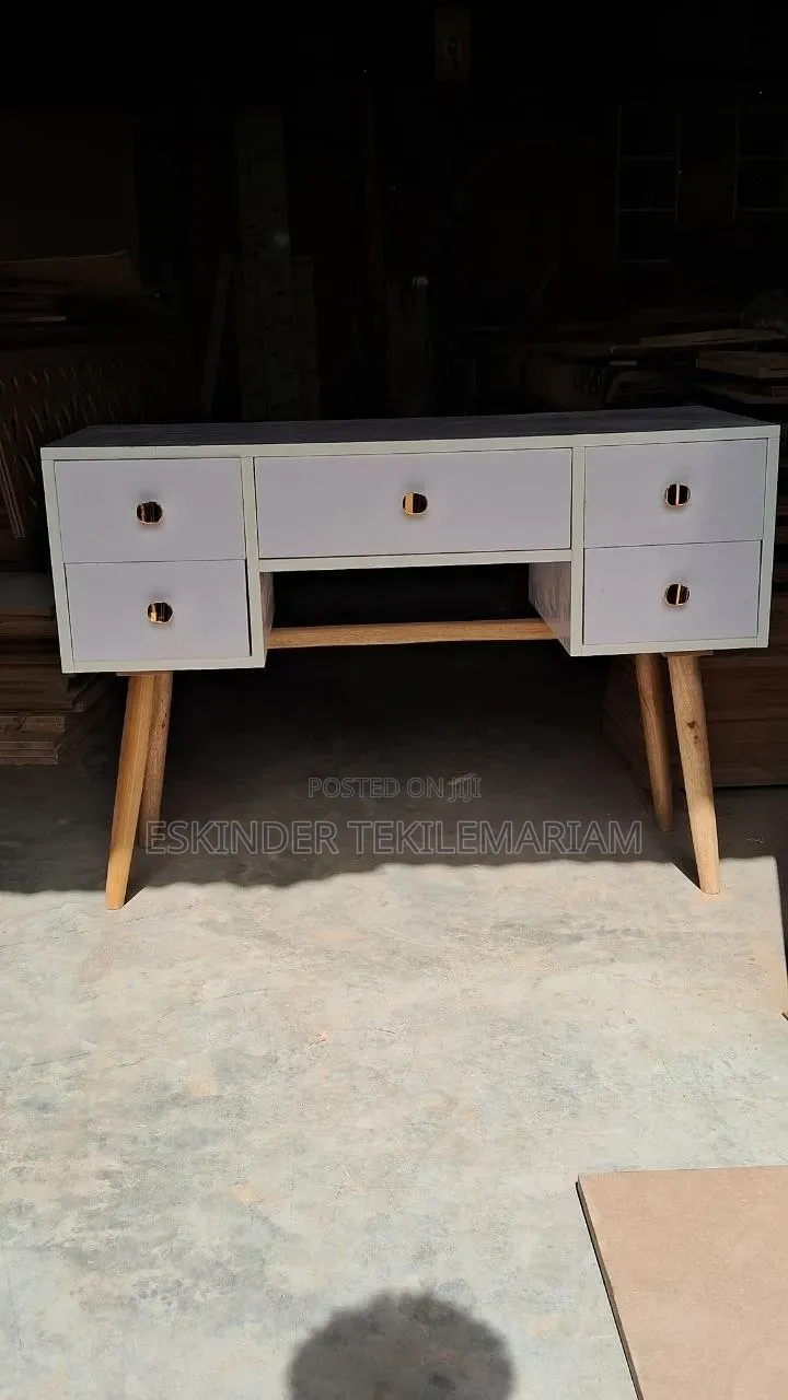 Mdf Laminated Dressing Table