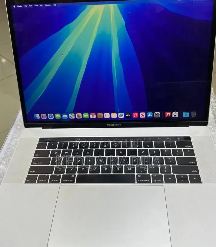New Laptop Apple MacBook Pro 2018 16GB Intel Core i7 SSD 256GB