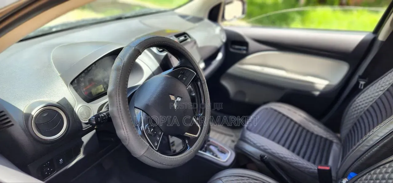 Mitsubishi Attrage 2022 Silver