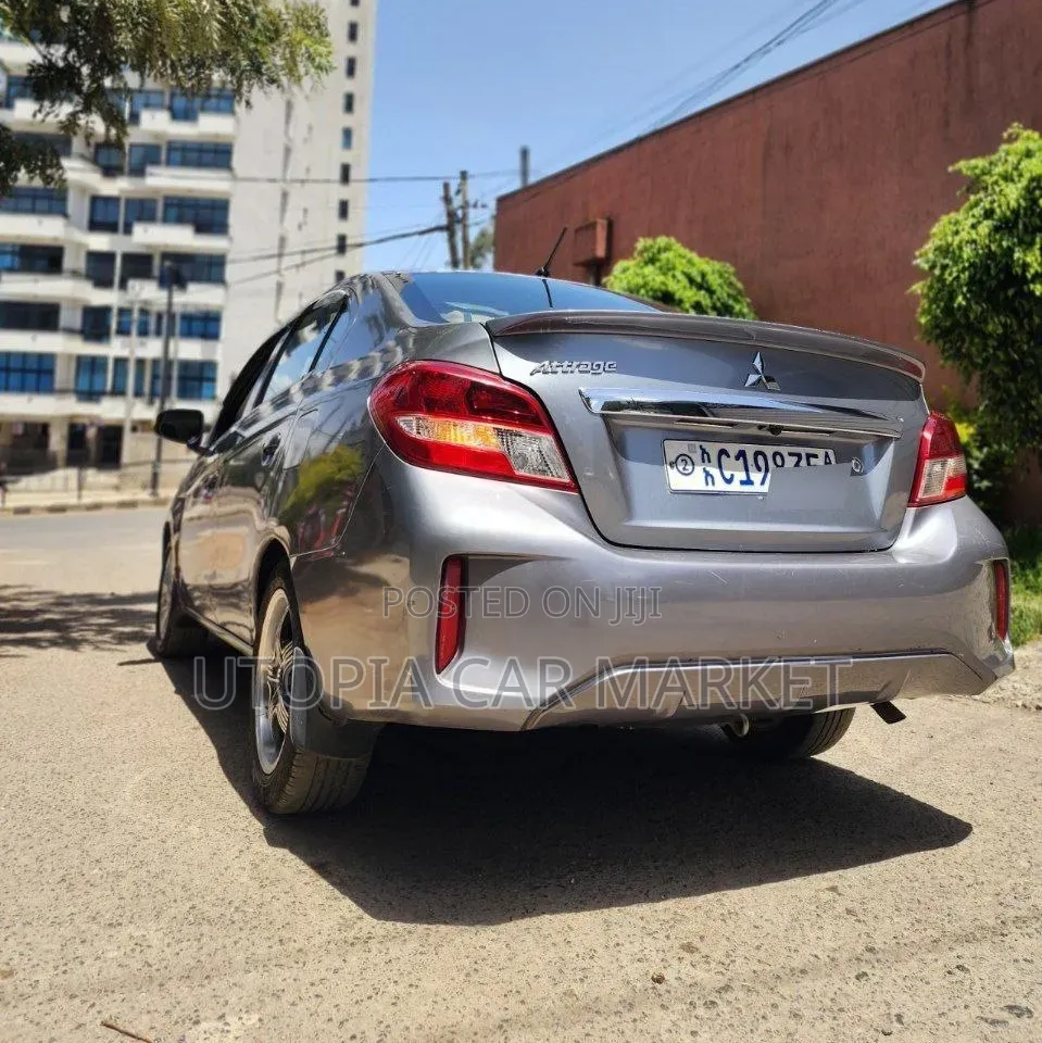 Mitsubishi Attrage 2022 Silver