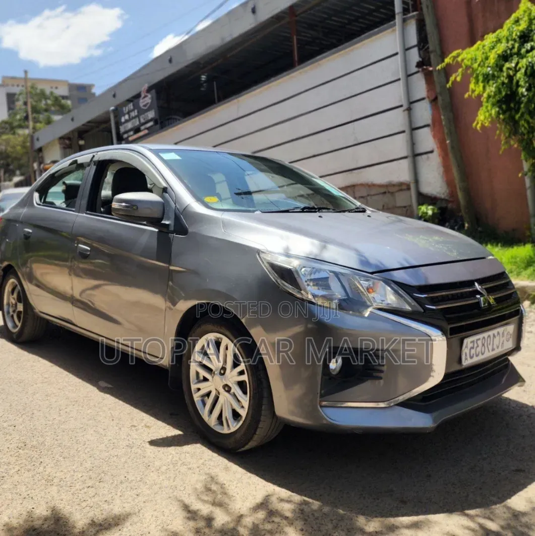 Mitsubishi Attrage 2022 Silver