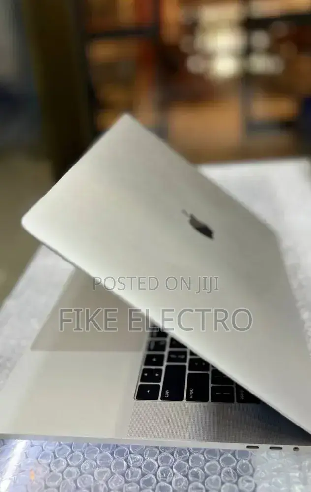 New Laptop Apple MacBook Pro 2018 16GB Intel Core i7 SSD 256GB