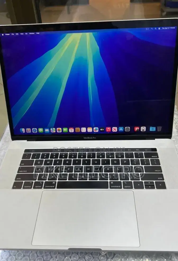 New Laptop Apple MacBook Pro 2018 16GB Intel Core i7 SSD 256GB
