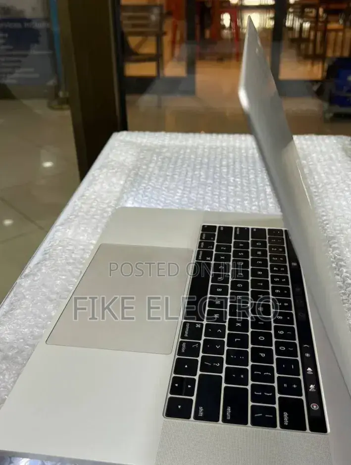 New Laptop Apple MacBook Pro 2018 16GB Intel Core i7 SSD 256GB