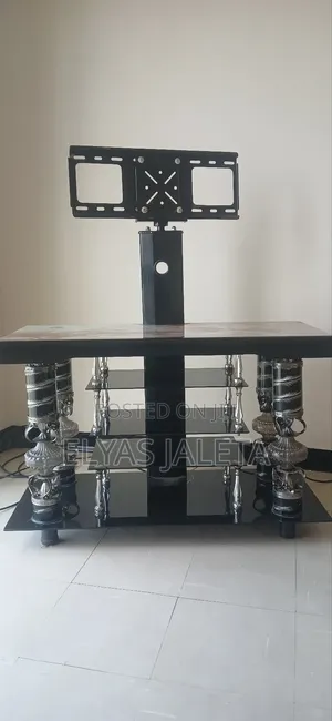 ጠጥሩ ይዞታ ላይ ያለ ቲቪ ስታንድ
