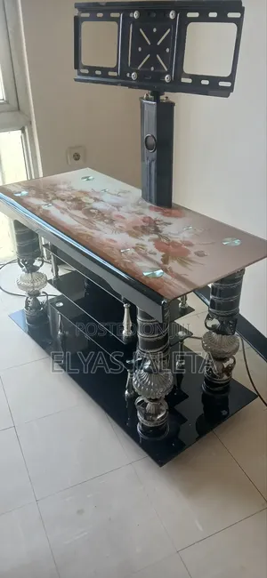 ጠጥሩ ይዞታ ላይ ያለ ቲቪ ስታንድ