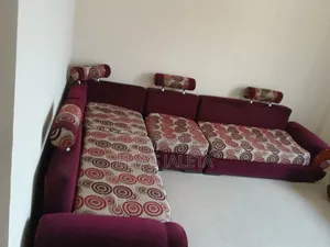 ያገለገለ ጥሩ ይዞታ ላይ ያለ ሶፋ
