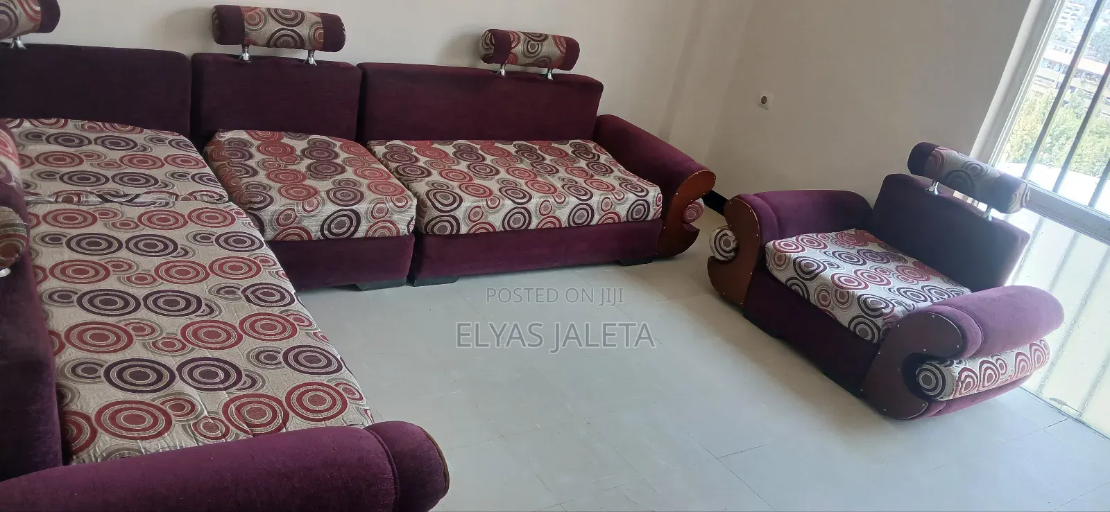ያገለገለ ጥሩ ይዞታ ላይ ያለ ሶፋ