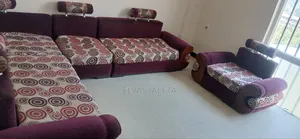ያገለገለ ጥሩ ይዞታ ላይ ያለ ሶፋ