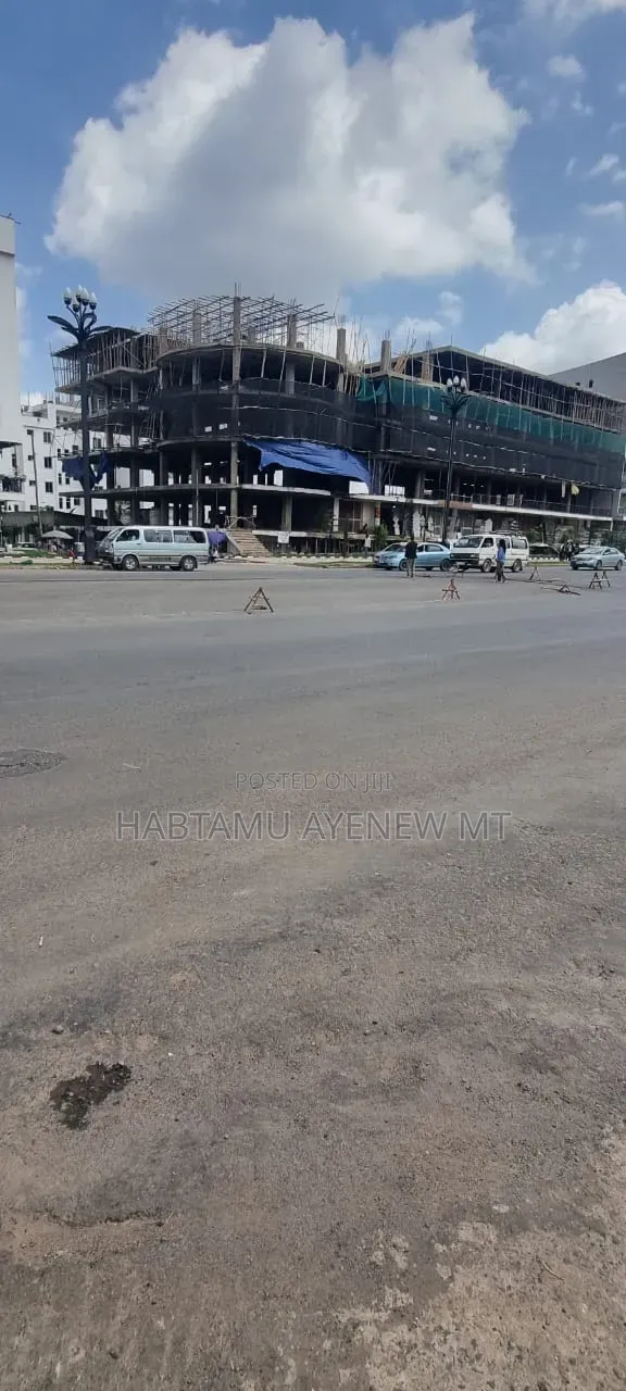 G+5 3 ሺ ካሬ ዋና አስፋልት ዳር