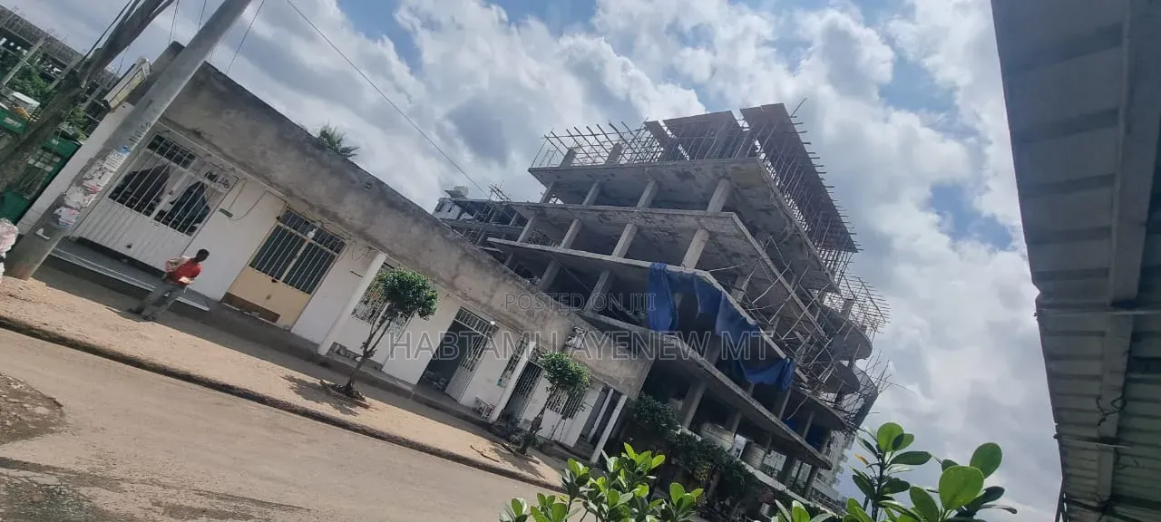 G+5 3 ሺ ካሬ ዋና አስፋልት ዳር