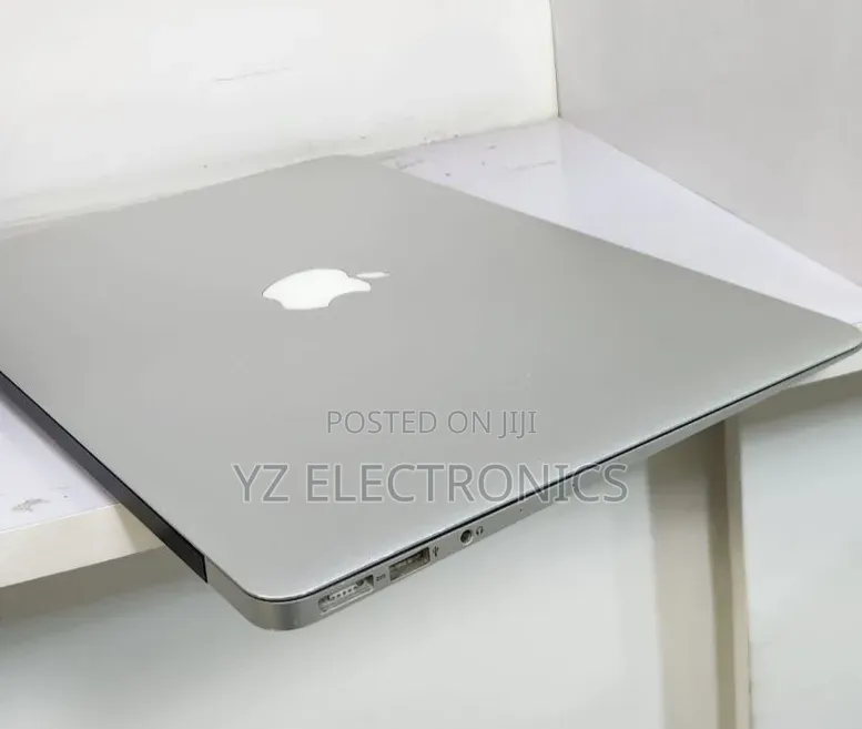 New Laptop Apple MacBook Pro 2017 8GB Intel Core i7 SSD 256GB