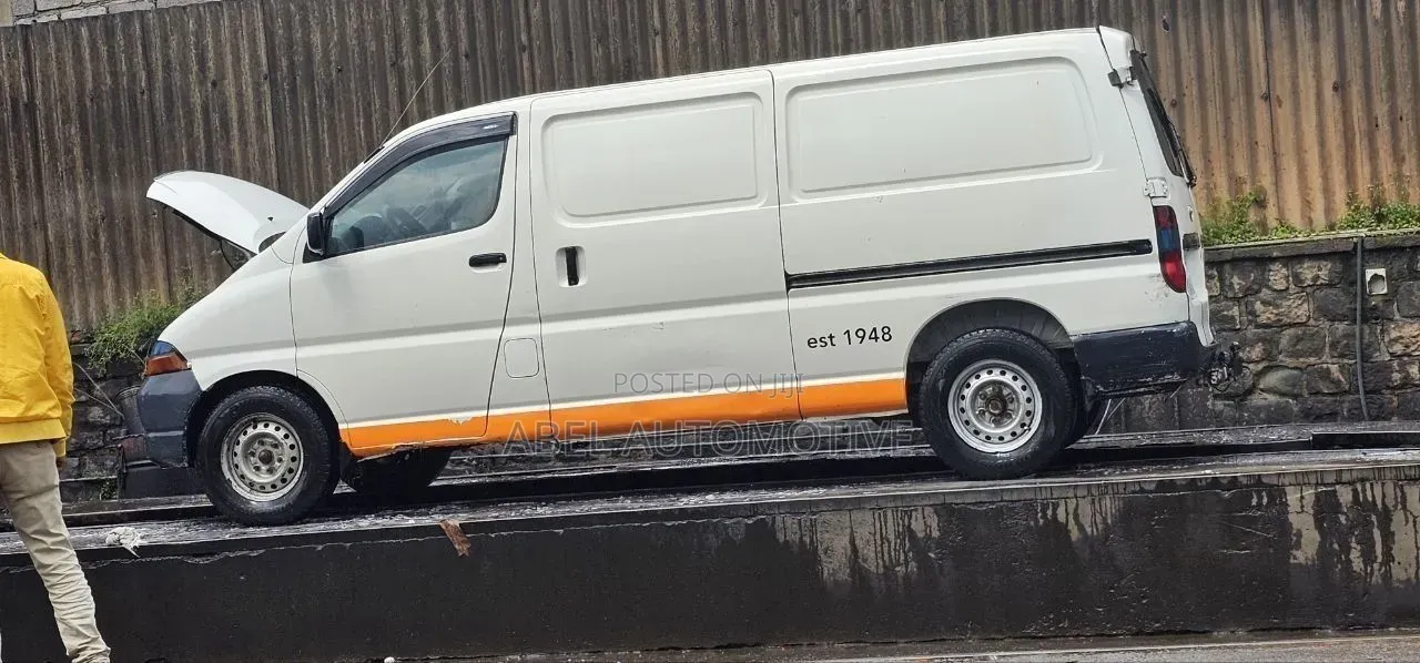 Toyota HiAce 2006 White