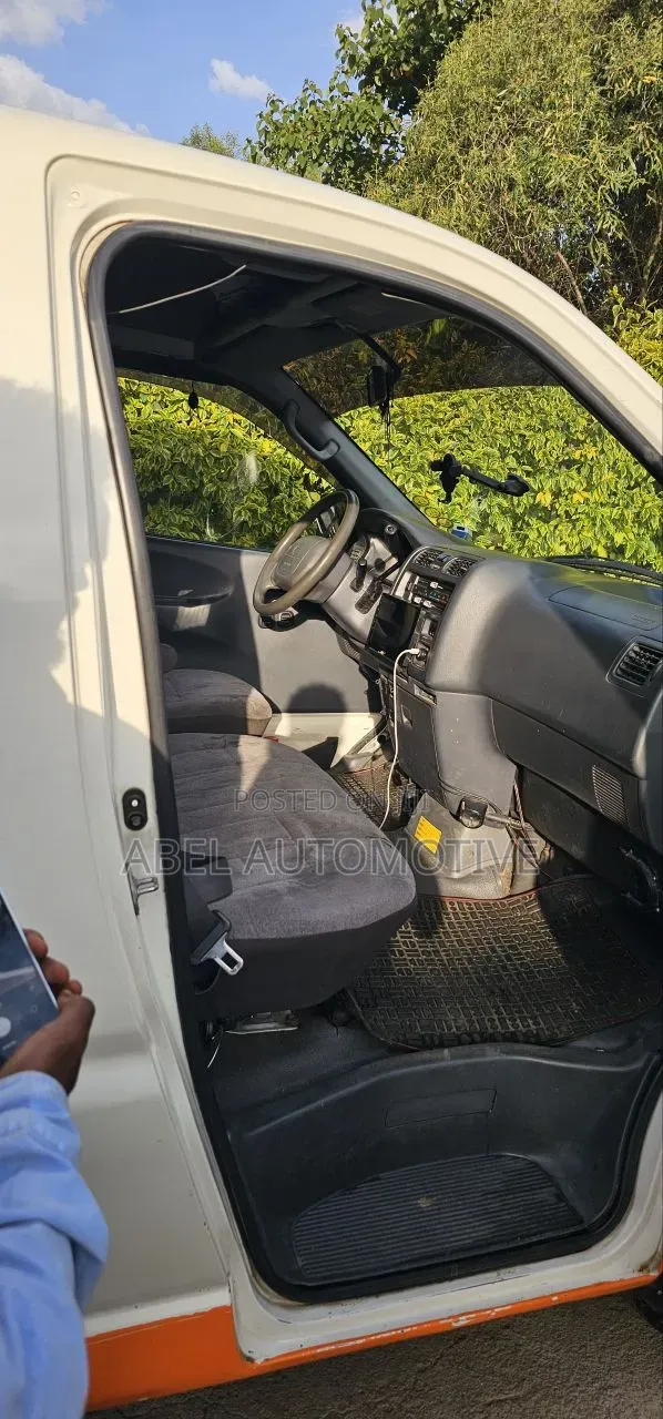 Toyota HiAce 2006 White
