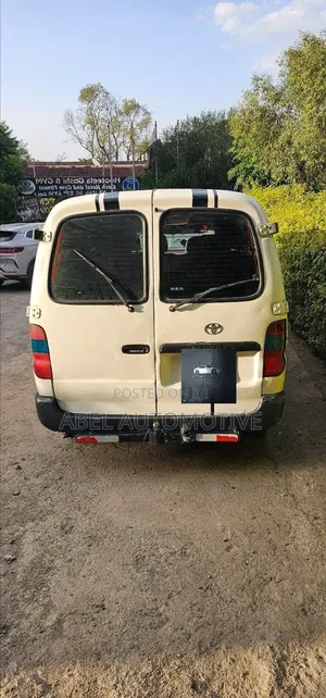 Toyota HiAce 2006 White