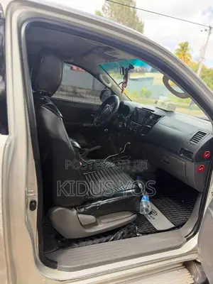 Toyota Hilux 2012 Silver