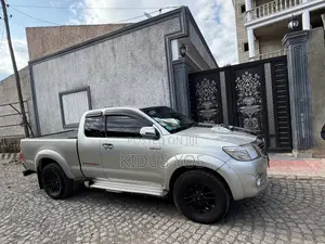 Toyota Hilux 2012 Silver