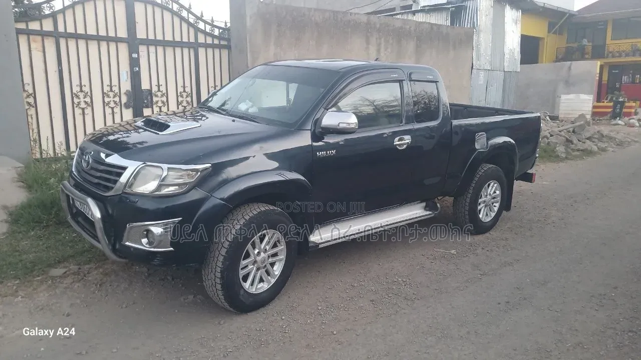 Toyota Hilux 2013 Maroon