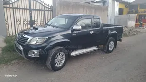 Toyota Hilux 2013 Maroon