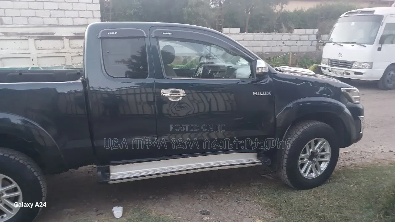 Toyota Hilux 2013 Maroon
